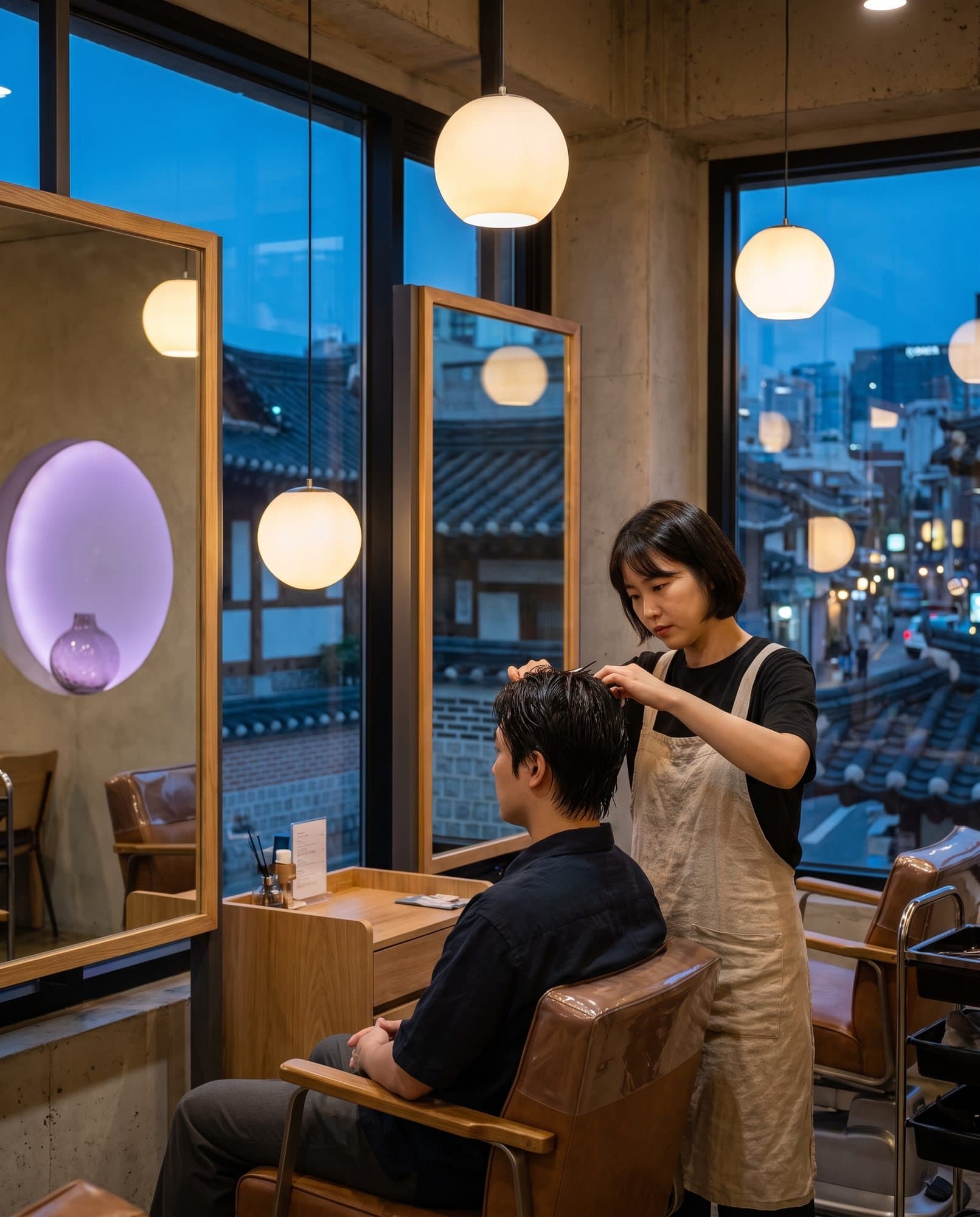 Penata rambut bekerja di salon saat senja
